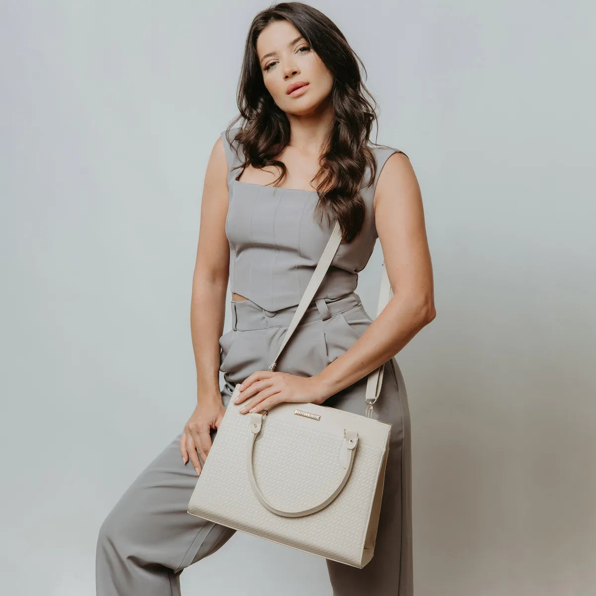 Kit Bolsa Feminina de Mão e Carteira – Couro Sintético Premium, Alça Transversal e Detalhes Dourados